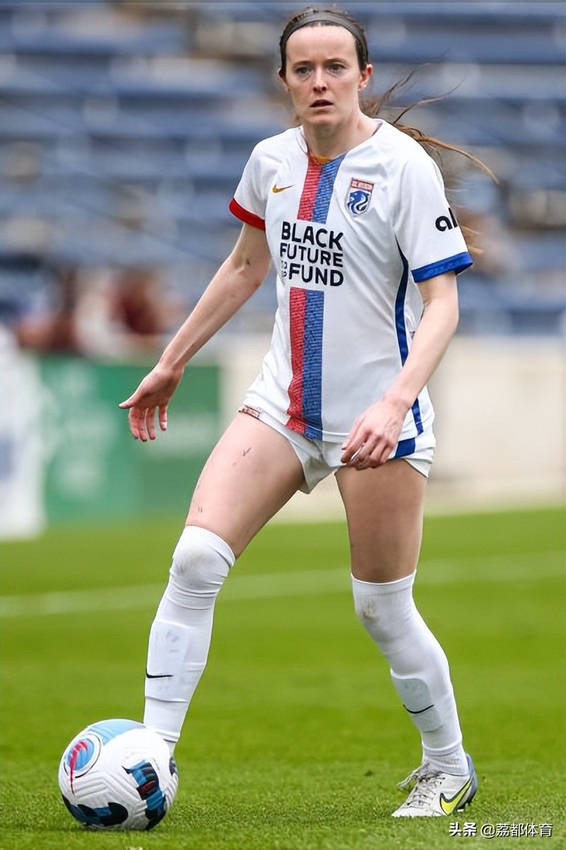 世界级足球赛事中,女运动员展现实力 世界级足球赛事中,女运动员展现实力