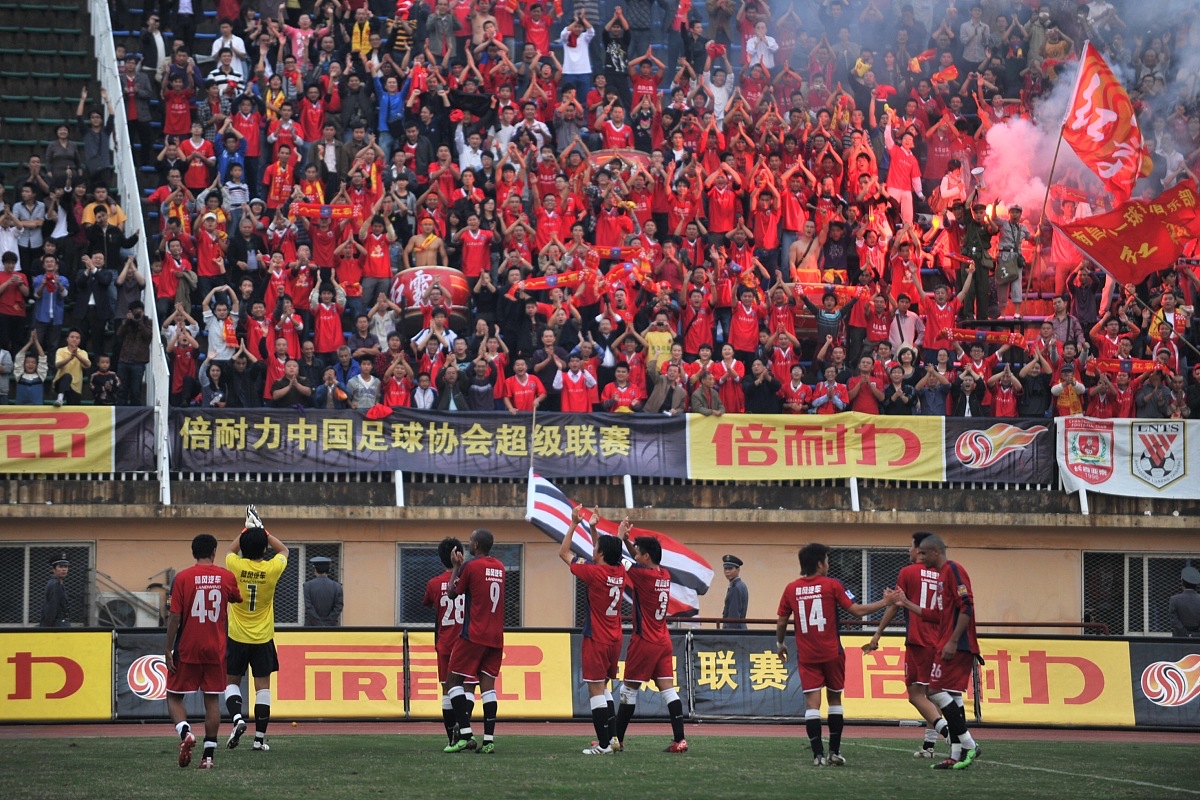 关于足球场上的精彩比拼，球员们将全力以赴的信息