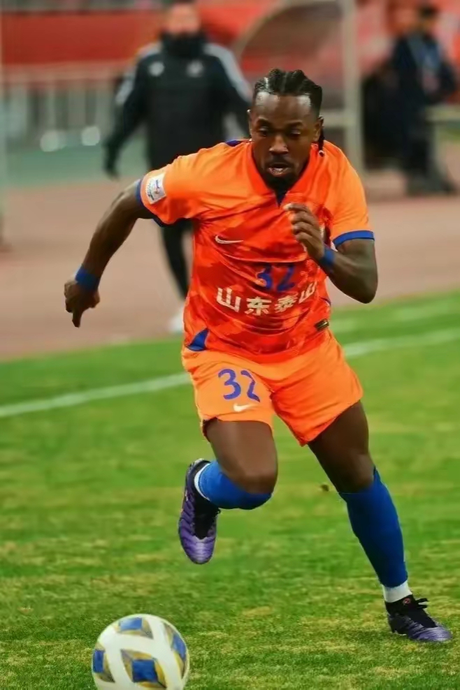 爱游戏体育-山东泰山后防线防守能力受质疑，教练组或调整战术策略的简单介绍