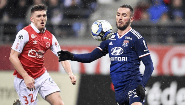 爱游戏官方-包含兰斯球员在比赛中展现出不俗技艺，吸引球迷眼球的词条