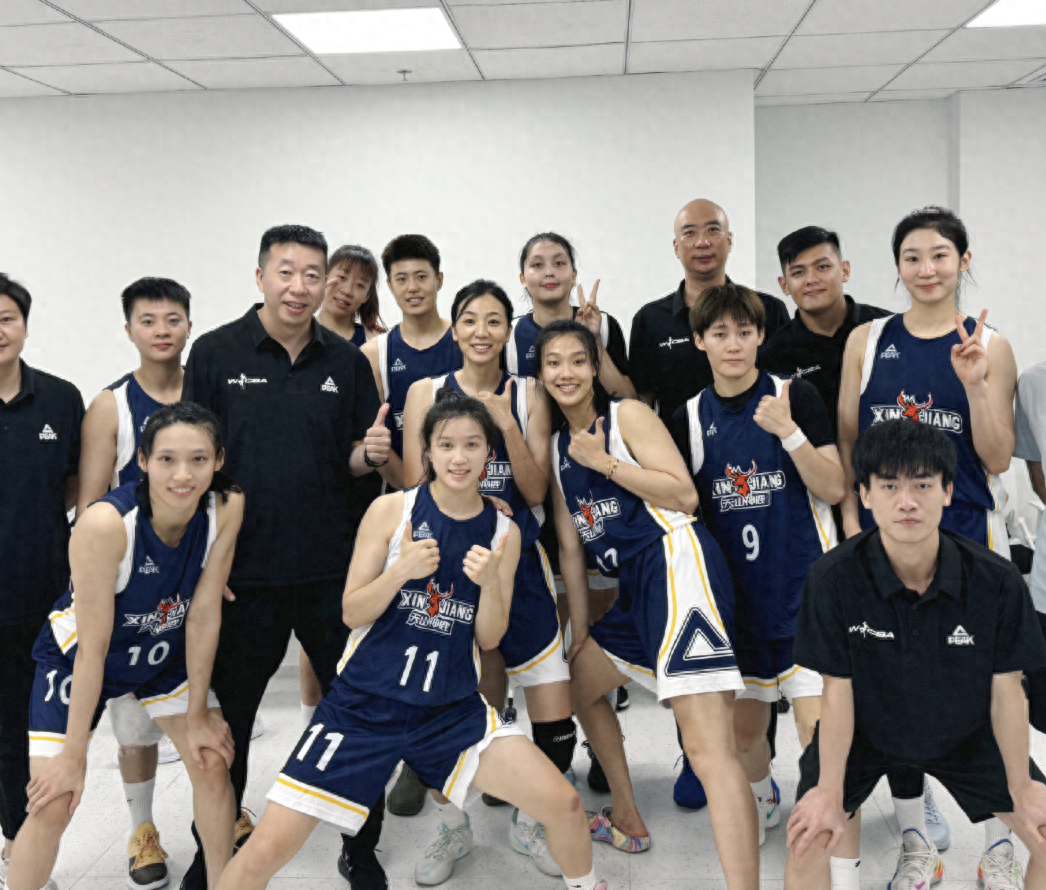 广东女篮全队组织战术训练，期待取得好成绩的简单介绍