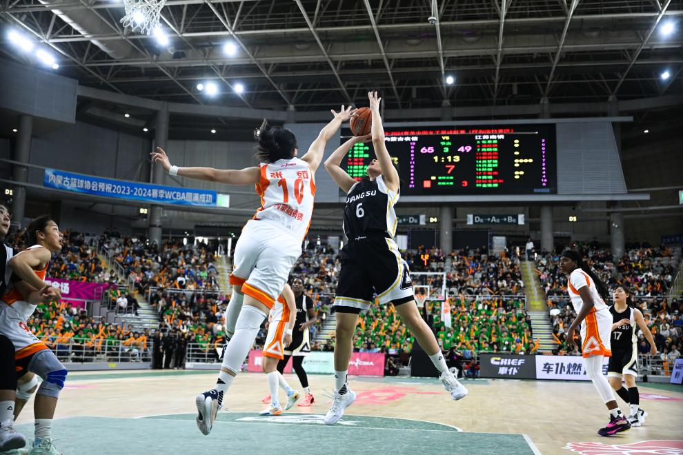 四川男篮队为赛场带来了全新的活力 四川男篮队为赛场带来了全新的活力