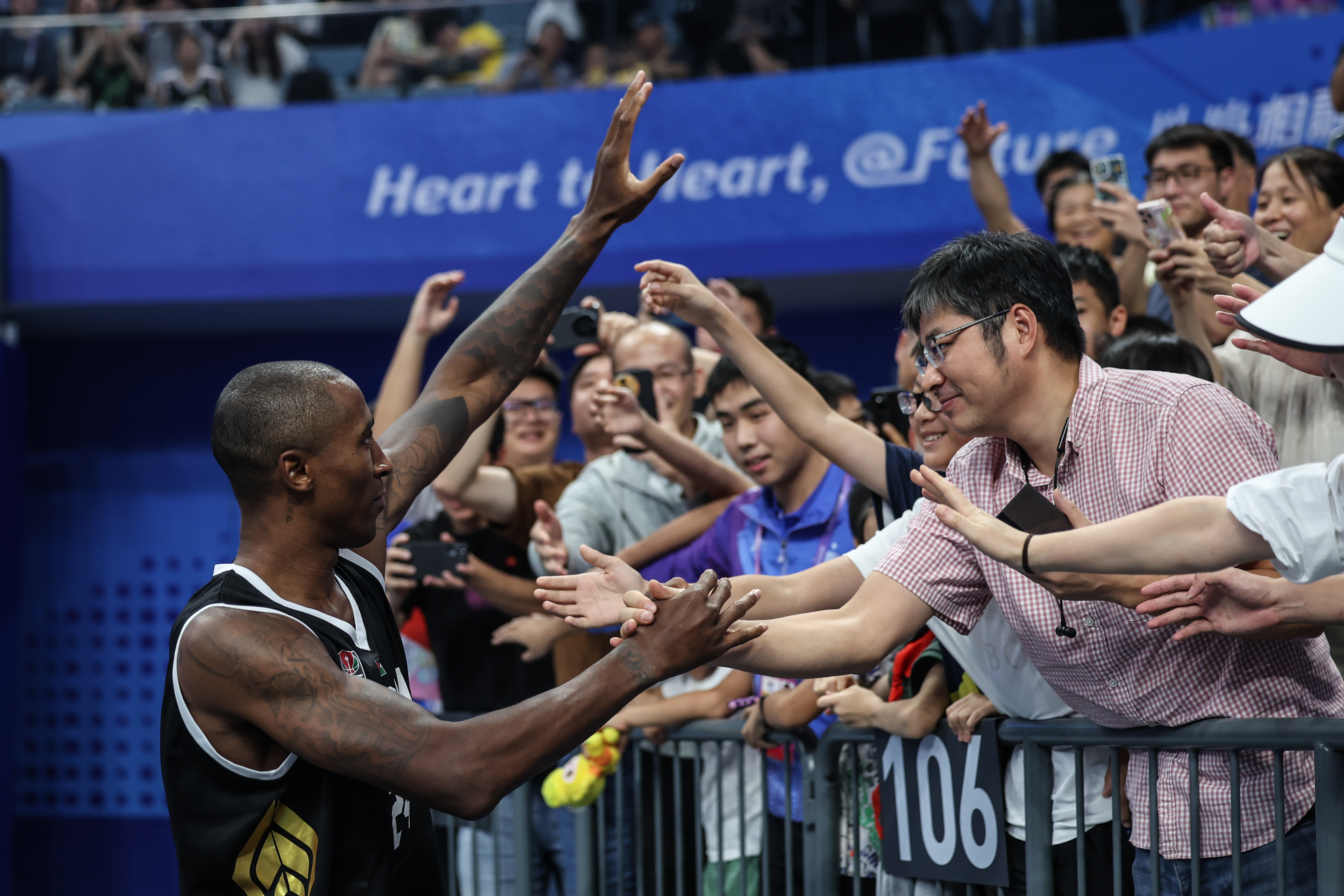 阿贾克斯球员艾哈拉赛后致敬对手，赢得球迷掌声的简单介绍