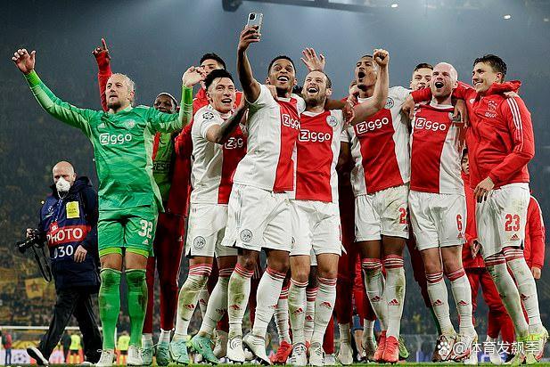 包含阿贾克斯主教练因家庭原因暂时离队的词条