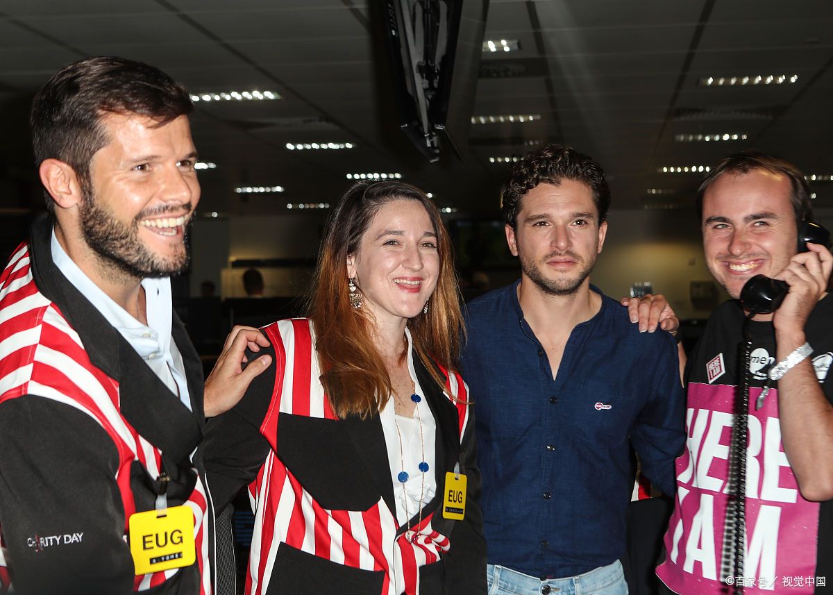 球员们相互支持鼓励,团队合作精神令人感动 球员们相互支持鼓励,团队合作精神令人感动