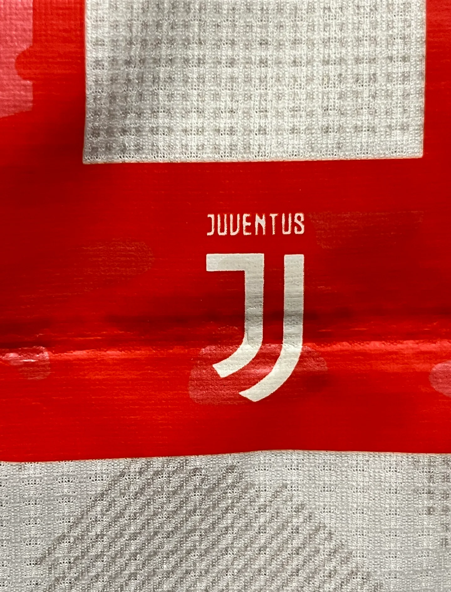 尤文图斯宣布新赛季主场球衣设计，引起热议