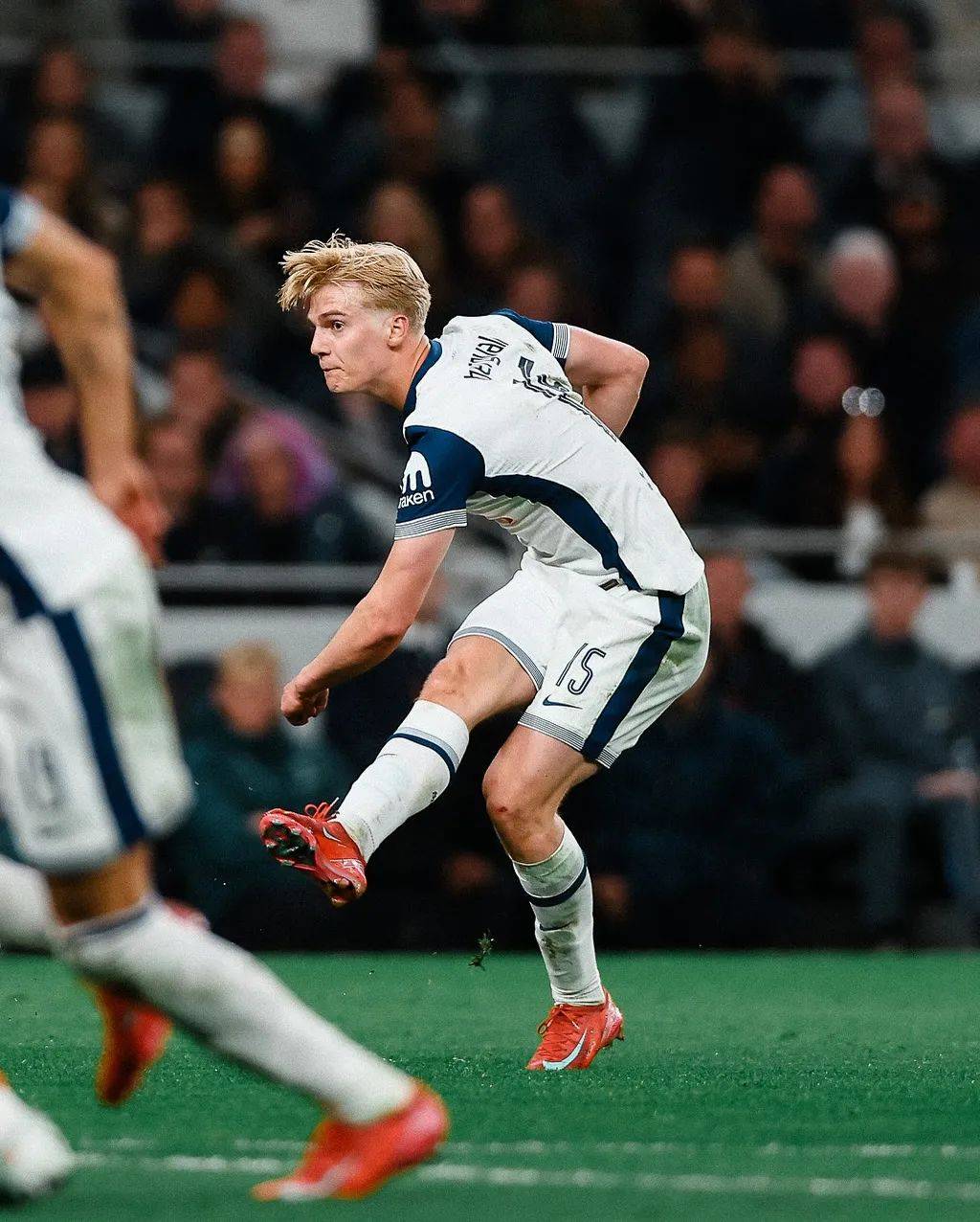 关于法兰克福联队主场战平云达不莱梅，榜首争霸搁浅的信息