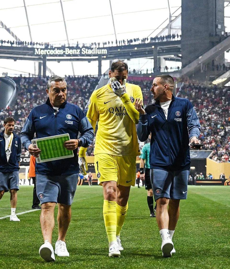 拜仁慕尼黑球迷集体欢呼球队取得胜利