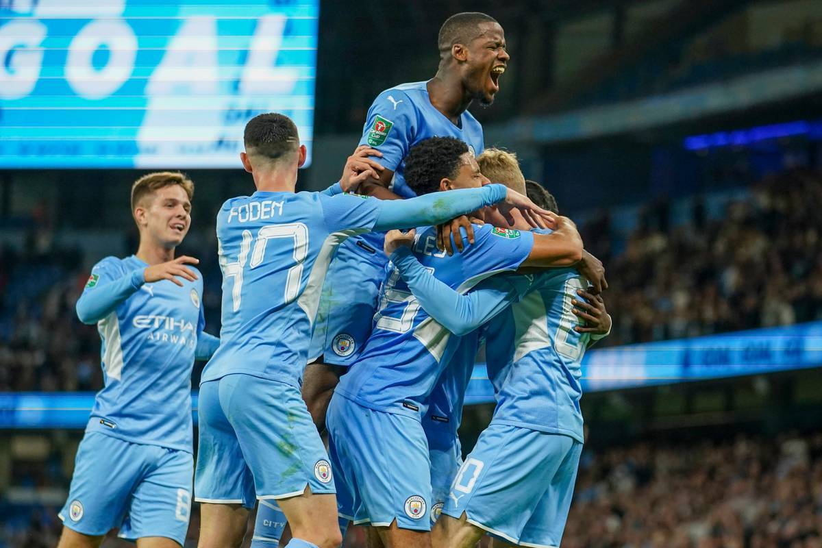 包含曼城主场对阵伯恩茅斯，全力争胜的词条