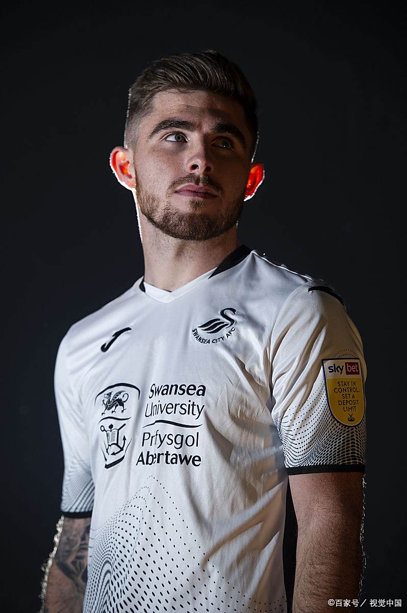 爱游戏入口-斯旺西主场大比分胜利，提升球队士气