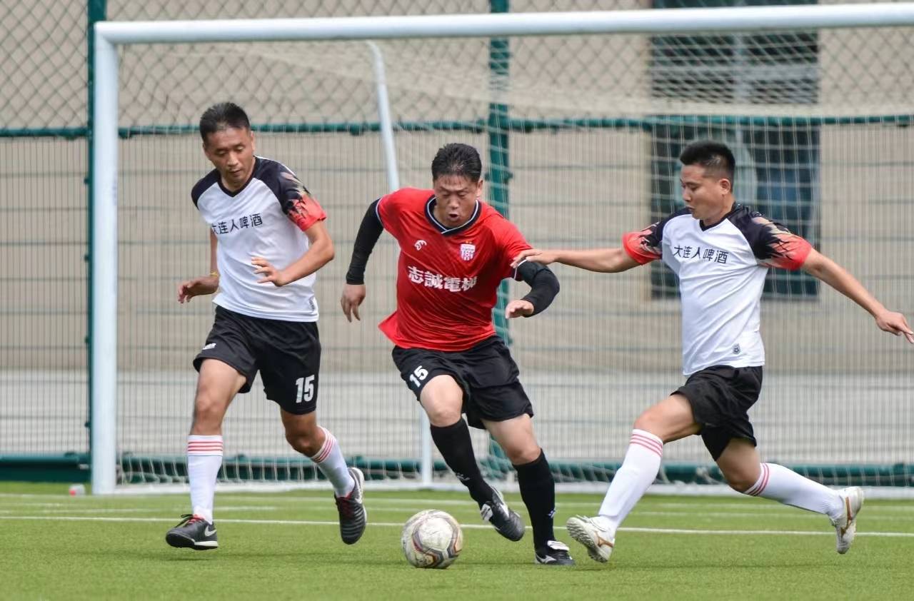 爱游戏在线-包含家乡足球队的表现引人瞩目，精彩连连的词条