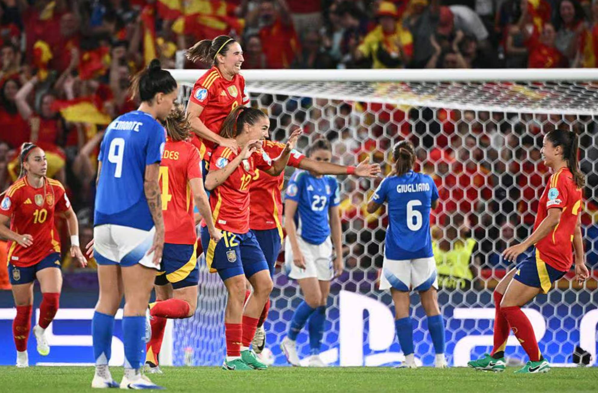 意大利女足队在比赛中取得胜利连连 意大利女足队在比赛中取得胜利连连