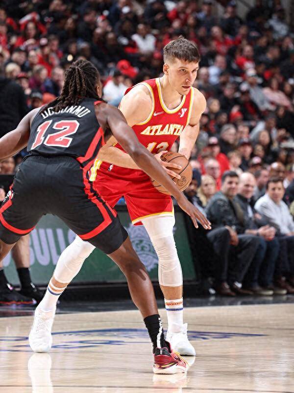 公牛战胜老鹰,实力雄厚 公牛战胜老鹰,实力雄厚