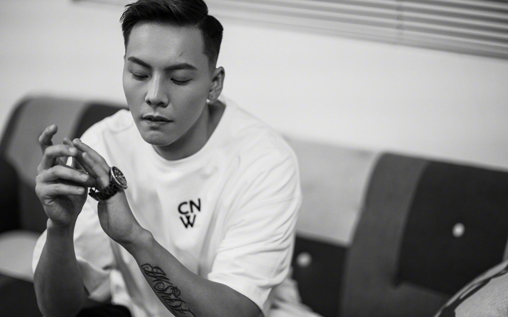 篮网轻取热火,英格拉姆在世界排名争夺战中接管比赛,篮球双线战场闪耀巨星光芒